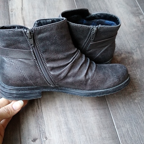 Baretraps Callahan Gray Zip Up Booties - Picture 5 of 9